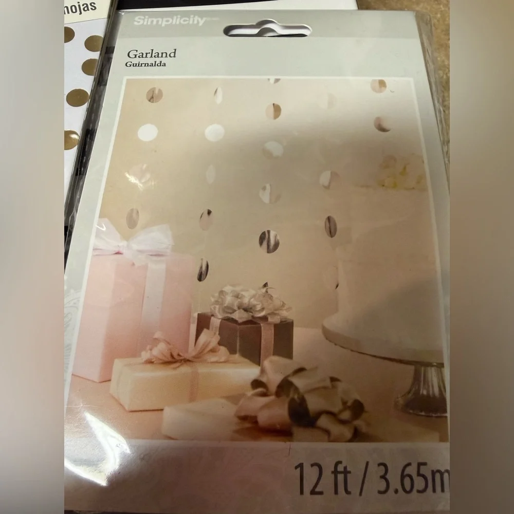 NWT. Metallic garlands party bundle